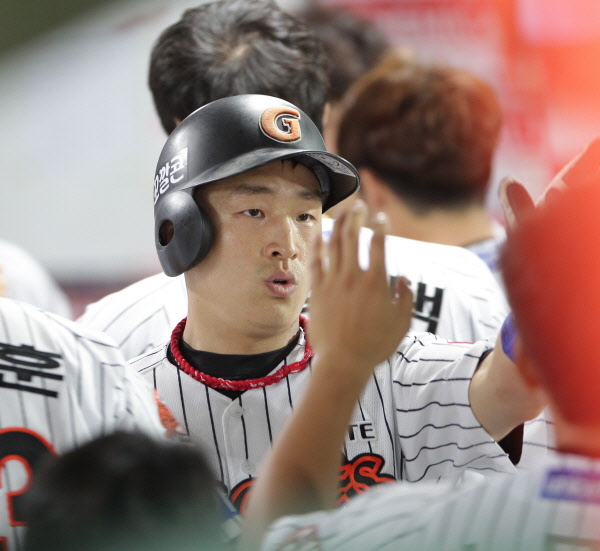 박종윤 선수의 2타점 동점 적시타